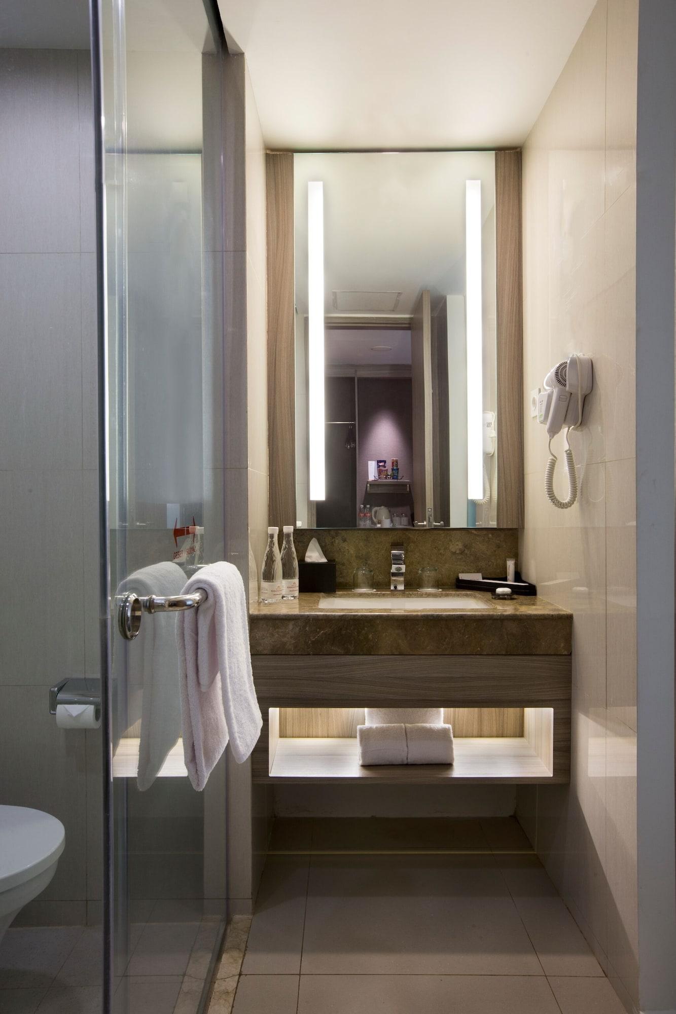 Hotel Grandhika Iskandarsyah Джакарта Екстериор снимка