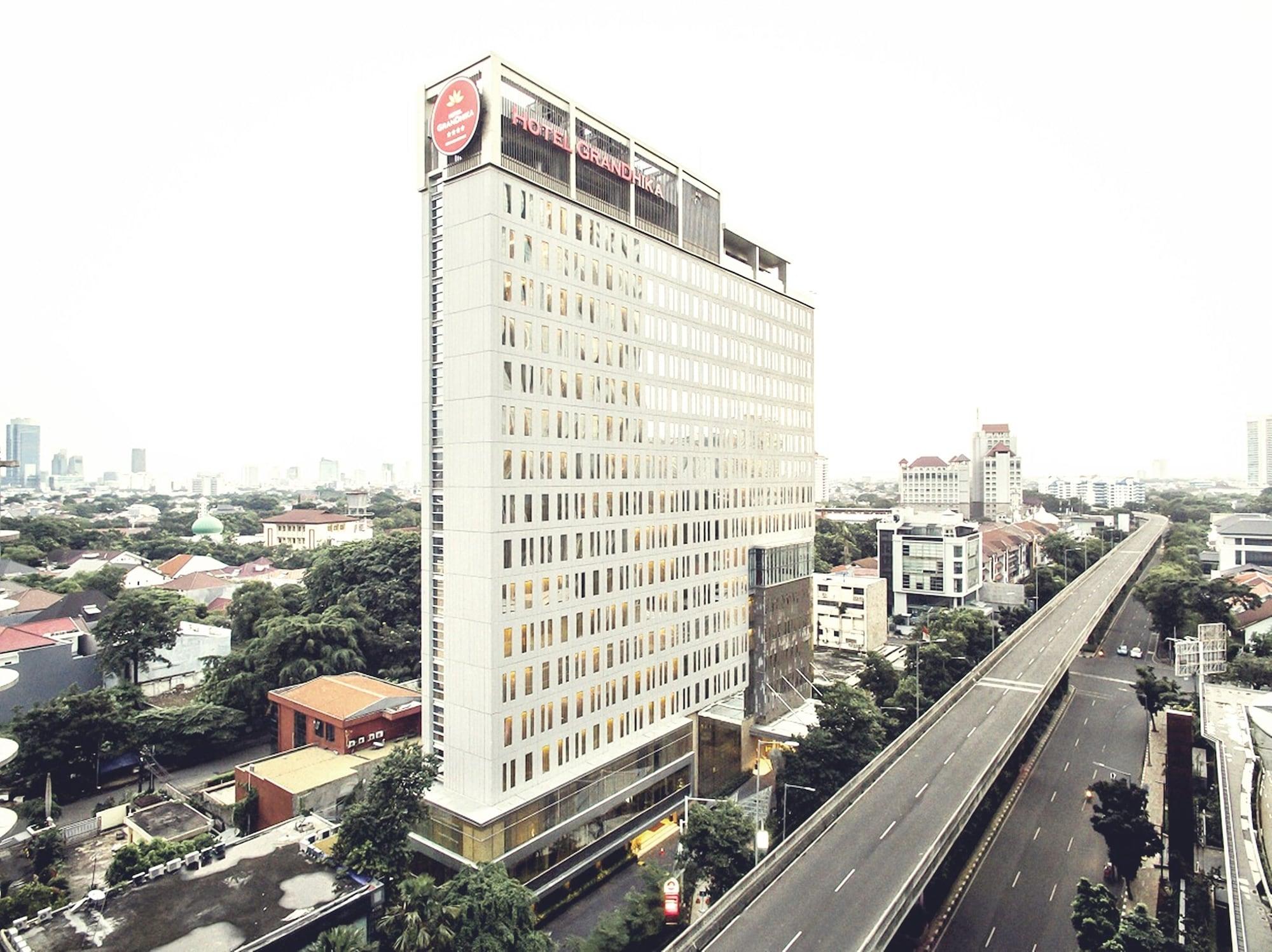 Hotel Grandhika Iskandarsyah Джакарта Екстериор снимка