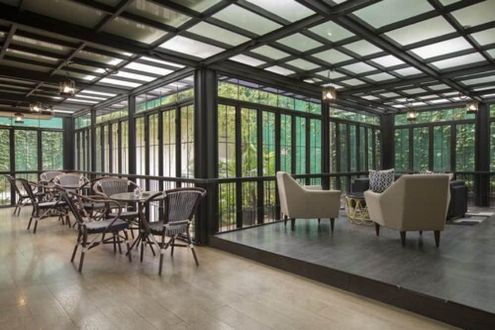 Hotel Grandhika Iskandarsyah Джакарта Екстериор снимка