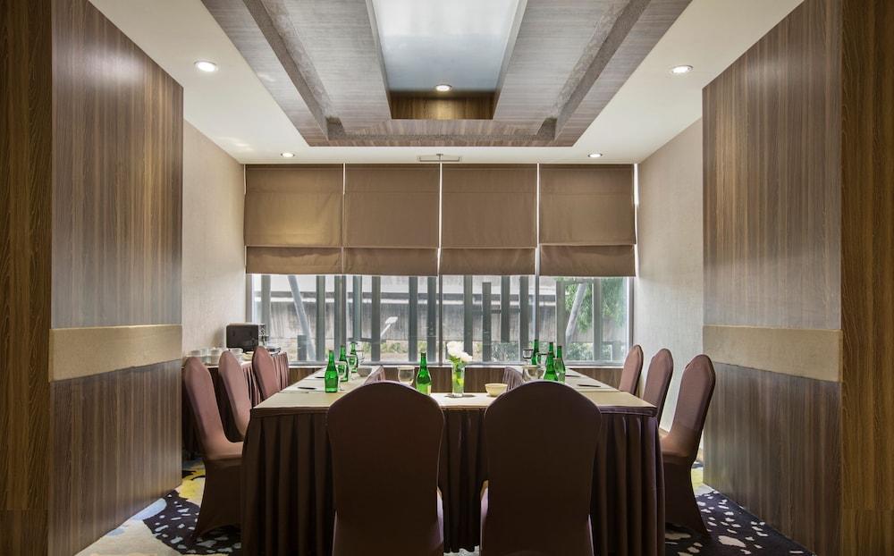 Hotel Grandhika Iskandarsyah Джакарта Екстериор снимка