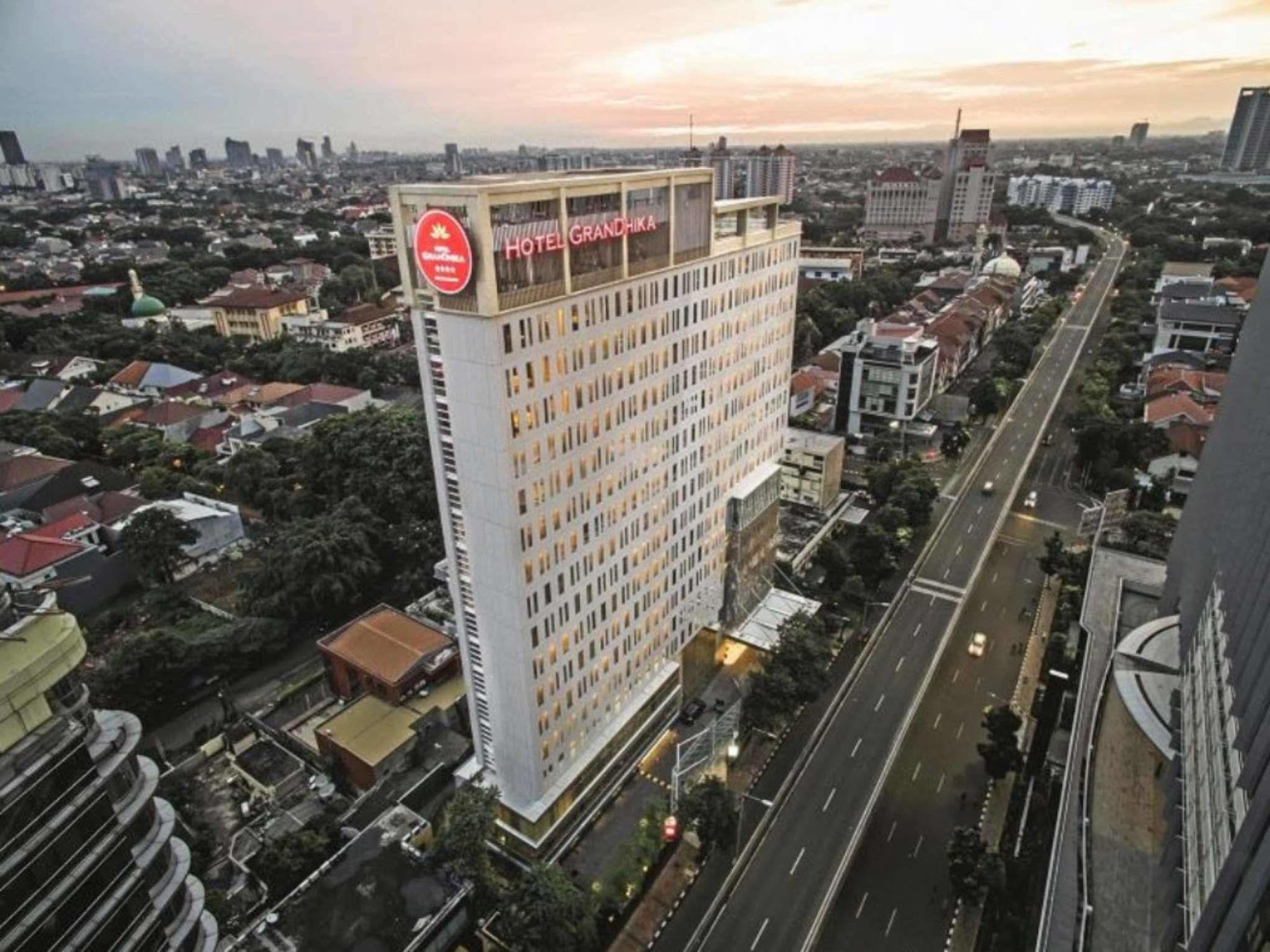 Hotel Grandhika Iskandarsyah Джакарта Екстериор снимка
