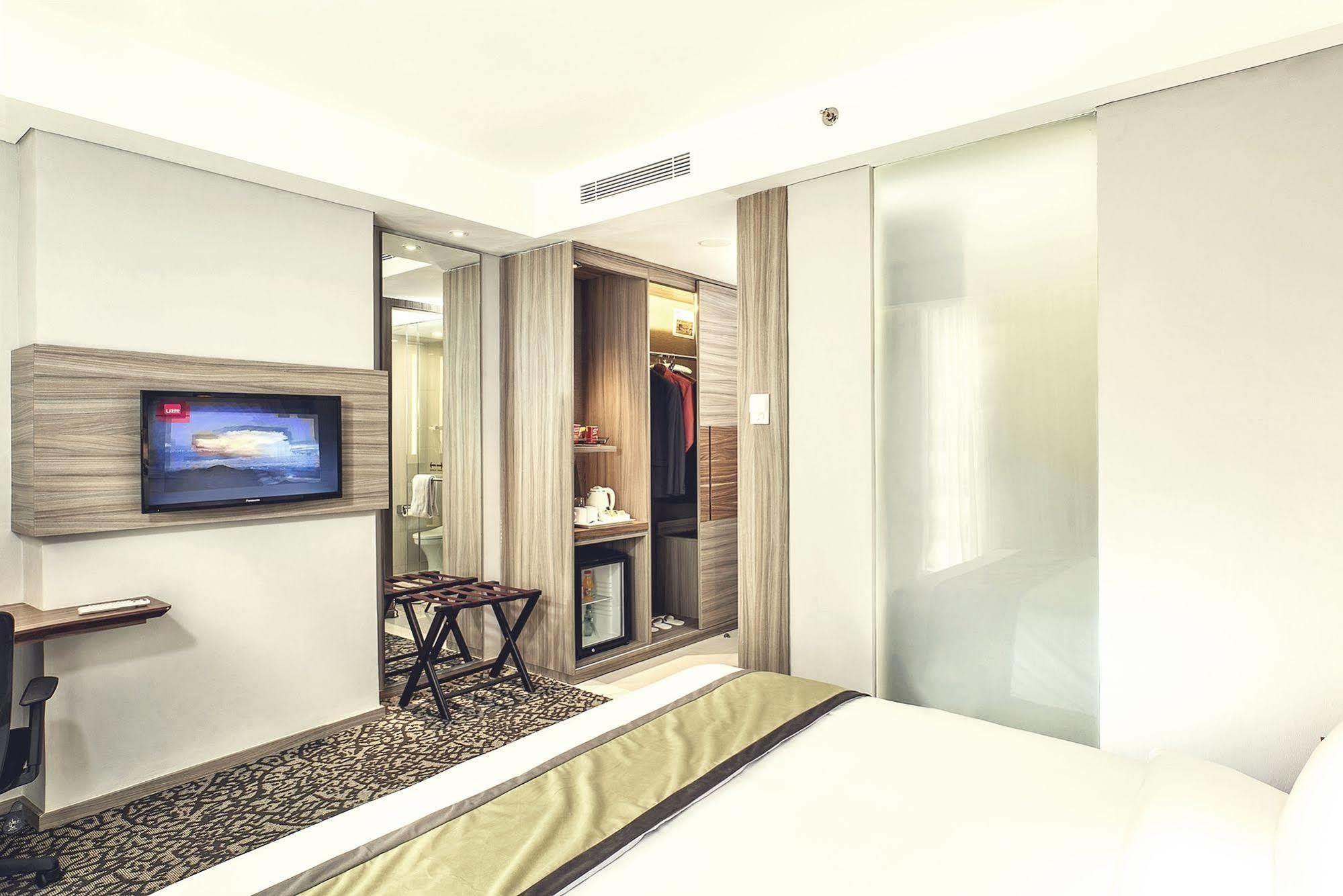 Hotel Grandhika Iskandarsyah Джакарта Екстериор снимка