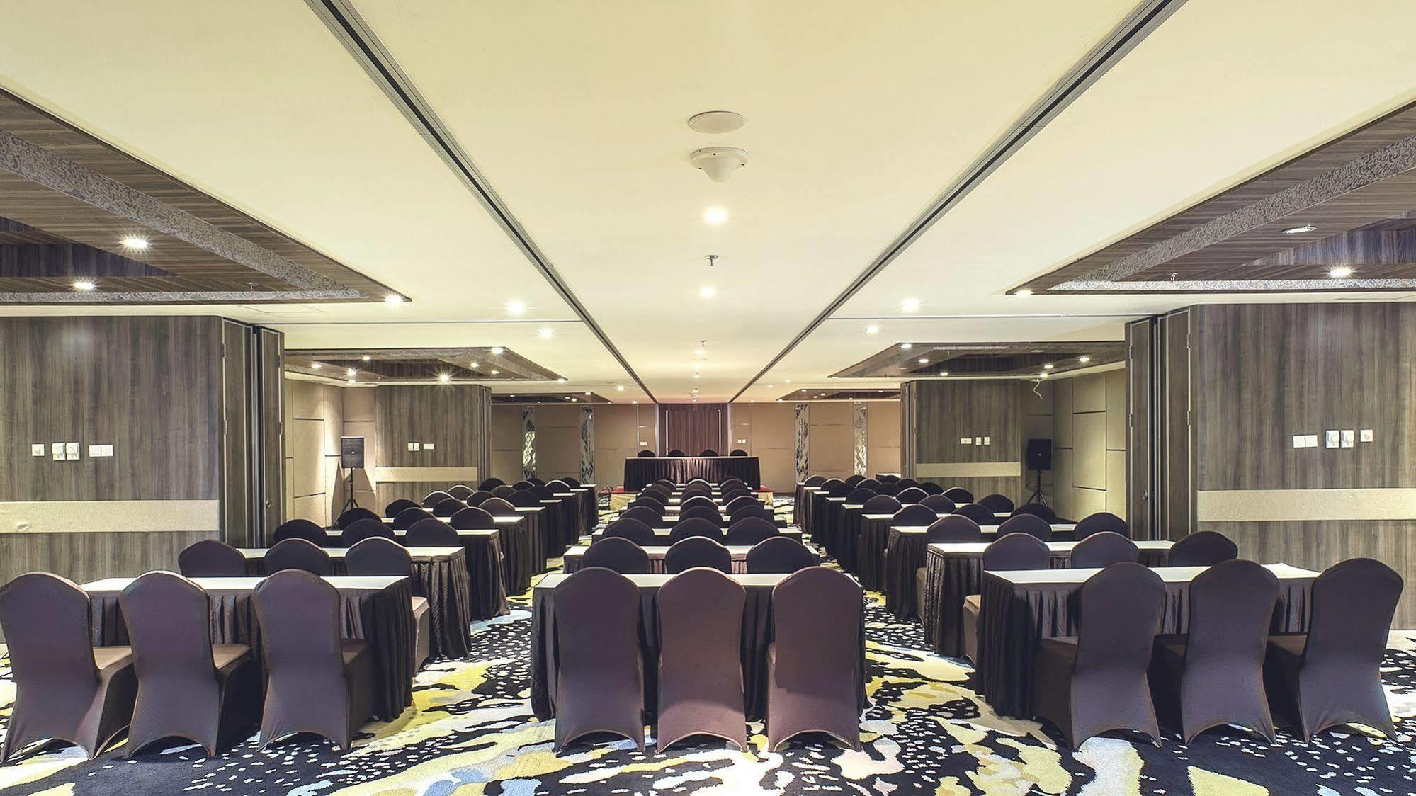 Hotel Grandhika Iskandarsyah Джакарта Екстериор снимка
