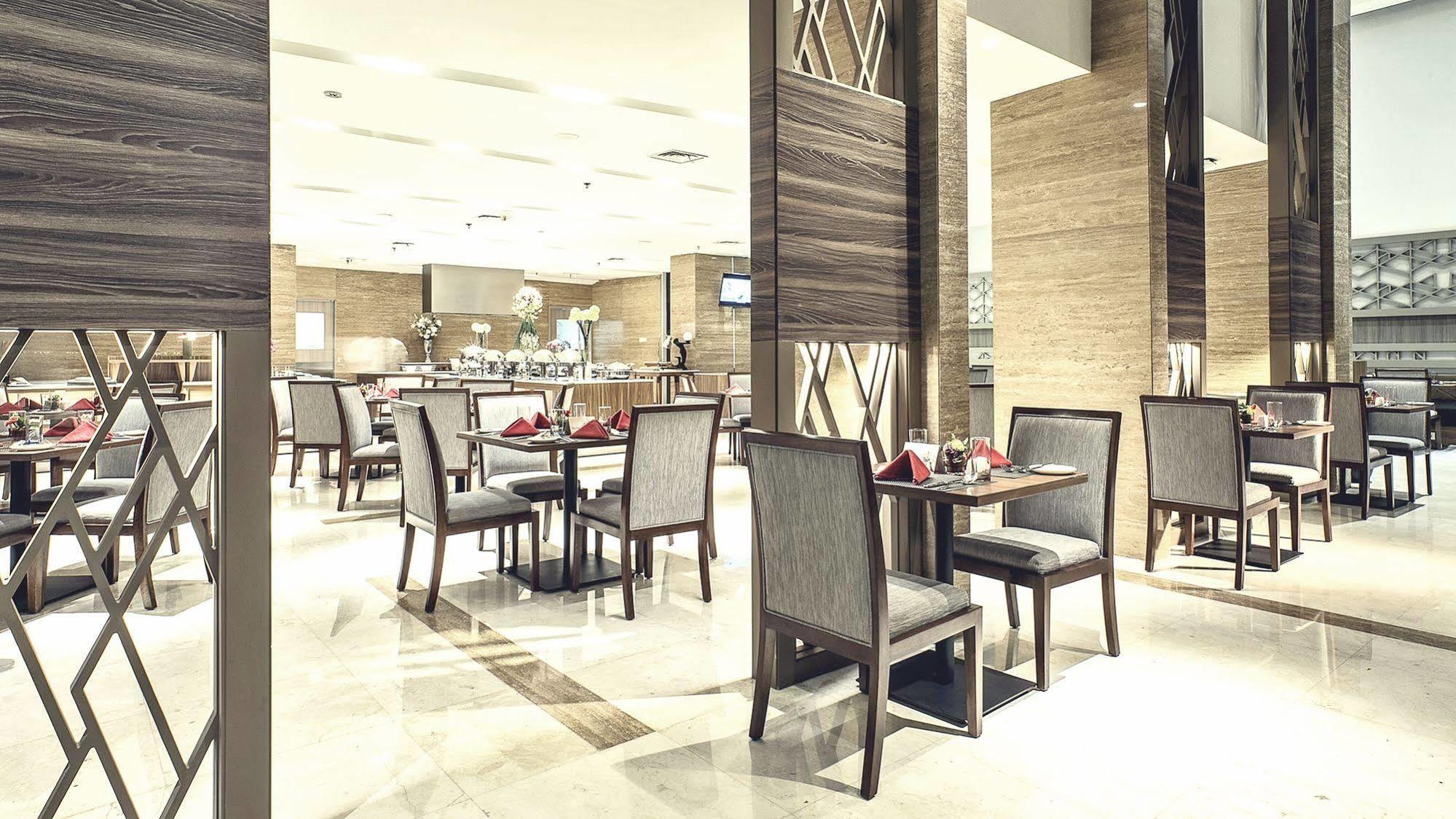 Hotel Grandhika Iskandarsyah Джакарта Екстериор снимка